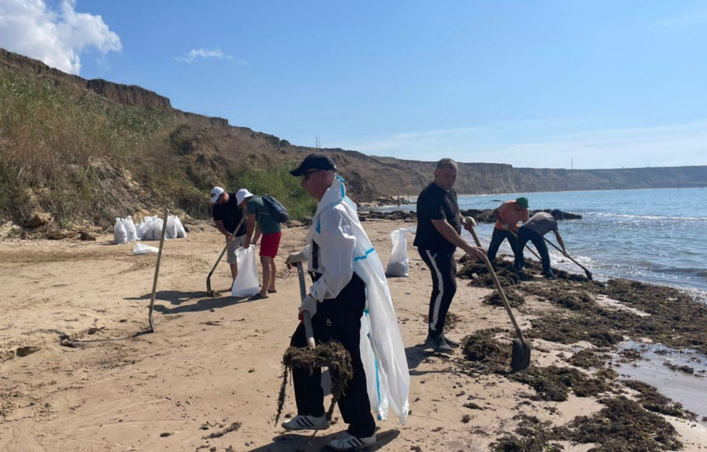 Уборка новых выбросов мазута в Темрюкском районе. Скриншот фото из Telegram-канала оперштаба Краснодарского края от 03.09.25, https://t.me/opershtab23/14075
