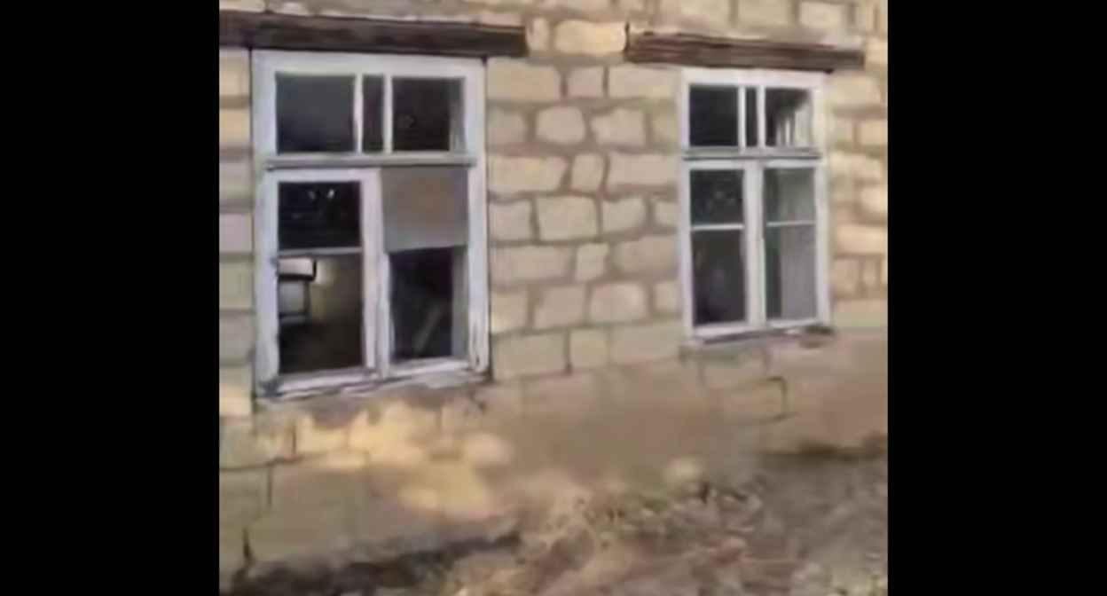 Одно из зданий, где учатся дети в селе Гюхряг, покрыто трещинами. Стоп-кадр видео "Новое дело" от 03.09.25, https://t.me/novoedelo/34062.