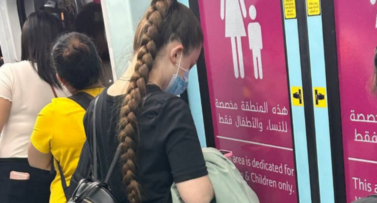 Девушка в дубайском метро, похожая на Анну Цомартову. Скриншот фото от 30.08.24, https://t.me/ANNATSOMARTOVA22/1078
