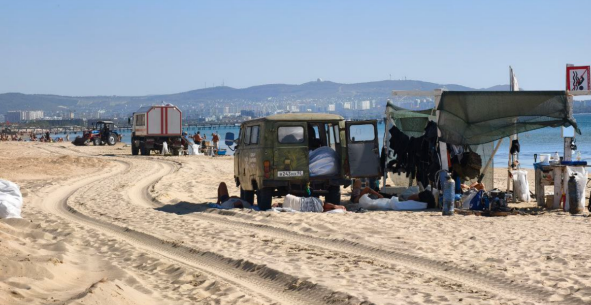 Техника и отдыхающие на пляже в Джемете. Скриншот фото из Telegram-канала "Маковозовы" от 06.09.25, https://t.me/makovozovy/44142.