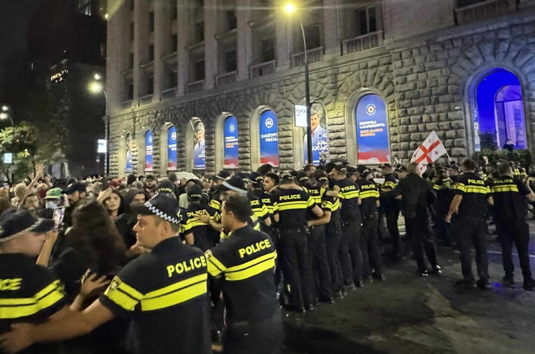 Полиция у штаба "Грузинской мечты" на проспекте Меликишвили. Фото: Publika