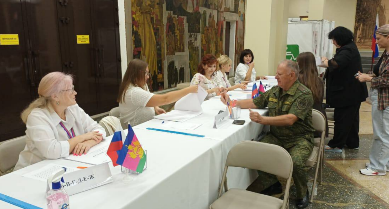 Избирательный участок. Скриншот фото из Telegram-канала Избиркома Кубани от 14.09.25, https://t.me/izbirkomkuban/3252