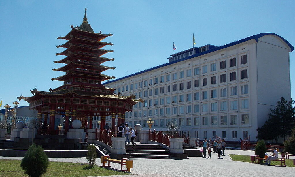 Здание парламента Калмыкии. Фото: Rartat / Wikimedia