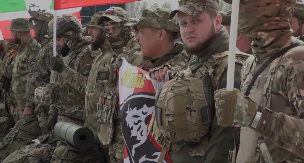 Бойцы в аэропорту Грозного. Скриншот фото из Telegram-канала Рамзана Кадырова от 17.09.25, https://t.me/RKadyrov_95/6010