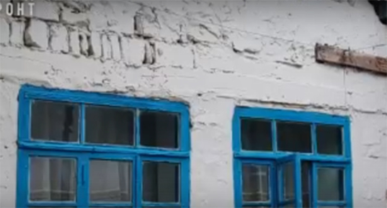Фасад школы в селе Бильбиль-Казмаляр Магарамкентского района. 17 сентября 2025 г. Скриншот видео https://news-dagestan.ru/society/2025/09/17/43880.html