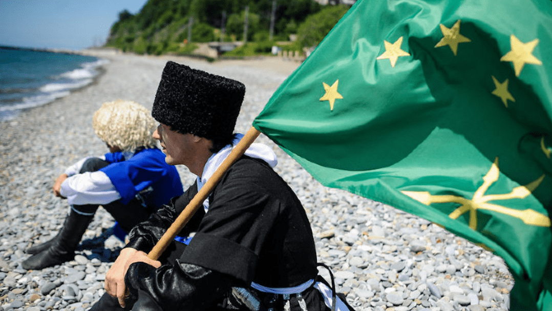 Мужчины с черкесским флагом. Фото "Юга.ру" https://www.yuga.ru/media/18/fe/zns_0337__6e3v3e0.jpg