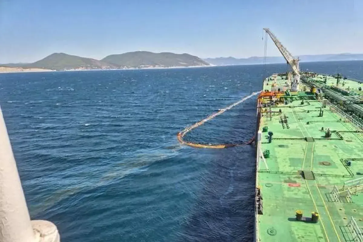 Разлив нефти в порту Новороссийса. 29 сентября 2025 г. Фото: https://kubnews.ru/