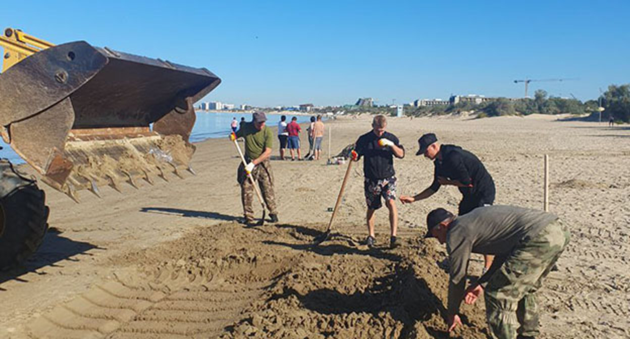 Участок пляжа в устье реки Можепсин, где завершается уборка защитного вала. 25 сентября 2025 г. Фото: https://t.me/opershtab23/14197