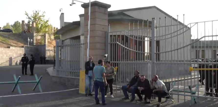 Акция протеста у здания Минобороны Армении. Стоп-кадр видео News.Am от 27.09.25, https://news.am/rus/news/906785.html.