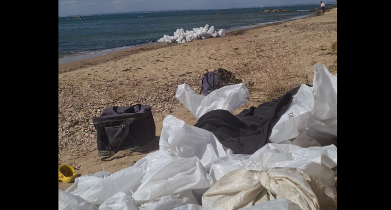 Собранные мешки с мазутом на мысе Тузла. Скриншот видео штаба "Дельфины" от 26.09.25, https://t.me/shtab_delfin/1235