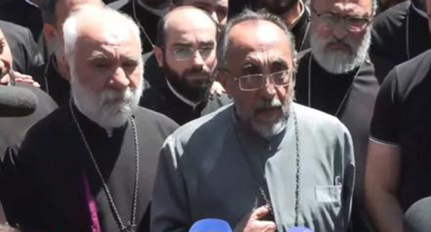 Микаел Аджапаян (справа). Cкриншот видео https://pastinfo.am/ru/news/2025/06/27/090807750014/1936392