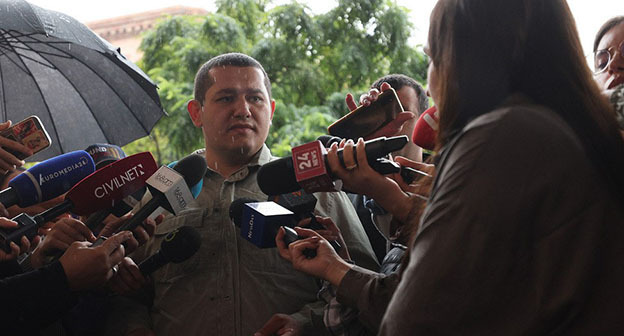 Участник акции протеста у здания правительства Армении. 2 октября 2025 г. Фото: https://newsarmenia.am/news/armenia/aktsiya-protesta-u-zdaniya-pravitelstva-armenii-semero-voennykh-vernuli-medali-poluchennye-za-oboron/