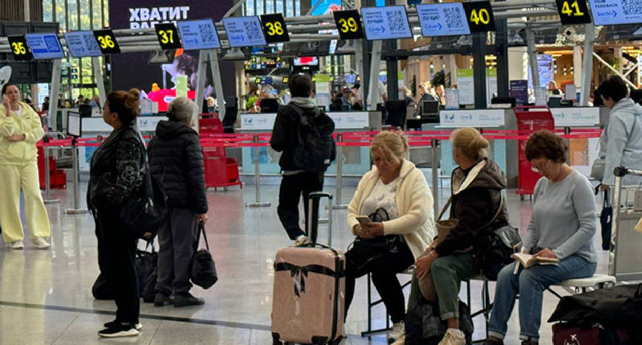 Пассажиры в аэропорту Сочи. Фото: https://t.me/aeroaer/2297