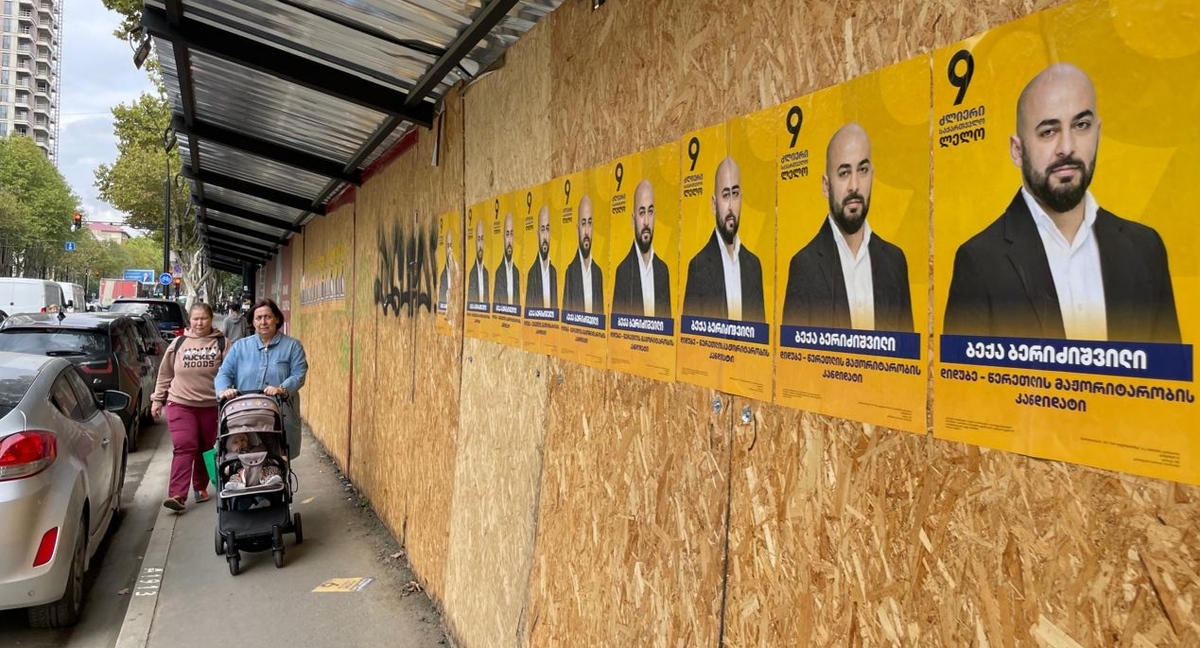 Предвыборные плакаты партии "Лело" с портретом мажоритарного кандидата по Дидубийскому району Тбилиси Беки Беридзишвили. Фото "Кавказского узла".