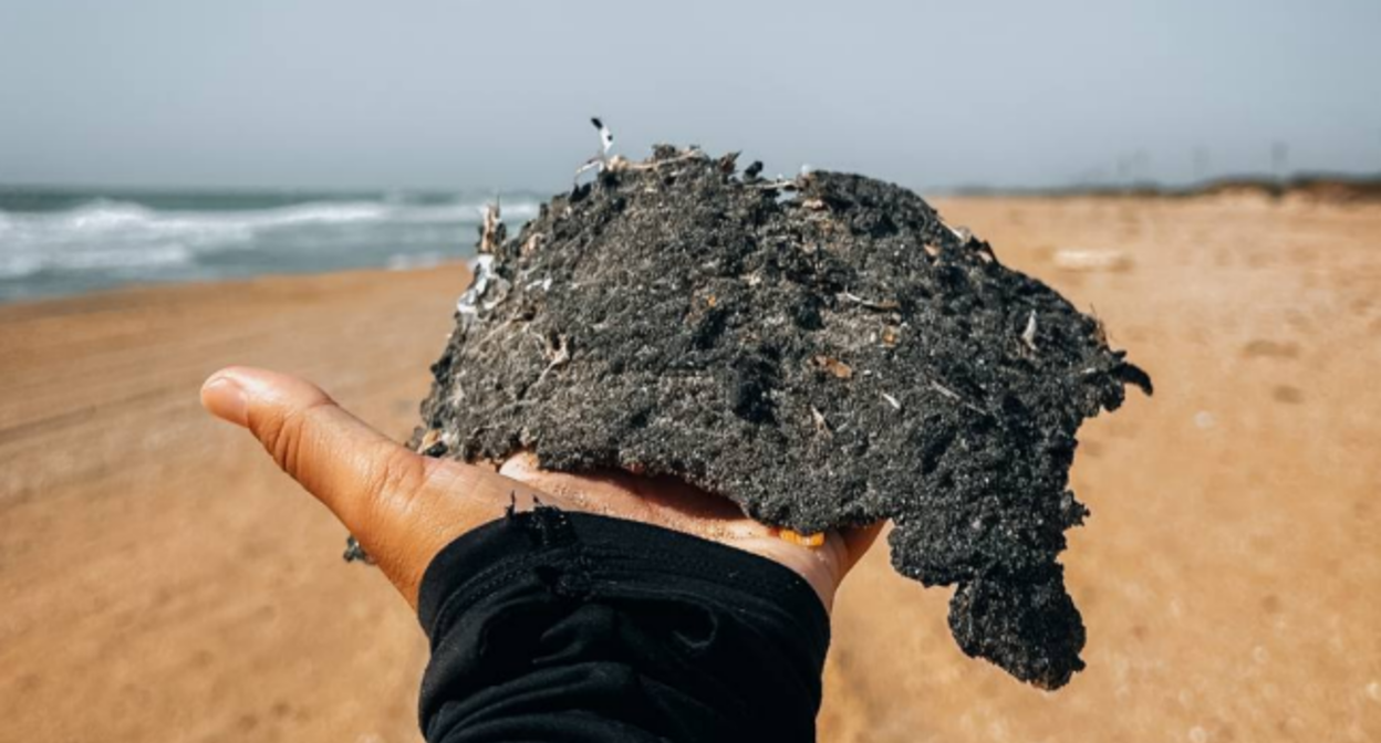 Пласт мазута на Бугазской косе. Скриншот фото из Telegram-канала "Сети, сито, лопата", от 3.10.25, https://t.me/setisitolopata/1604.