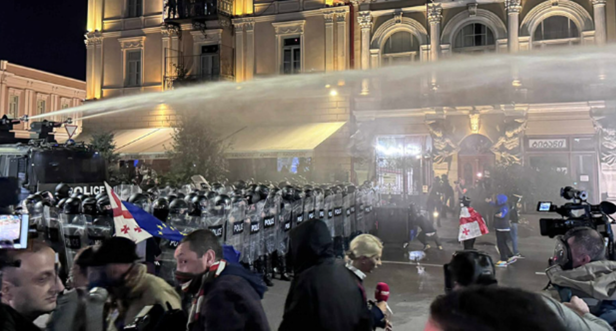 Силовики использовали водомет для разгона протеста. Скриншот фото Publika от 04.10.25, https://www.facebook.com/photo/?fbid=1568257361240475&set=a.715406393192247 (деятельность компании Meta, владеющей соцсетью, запрещена в России).