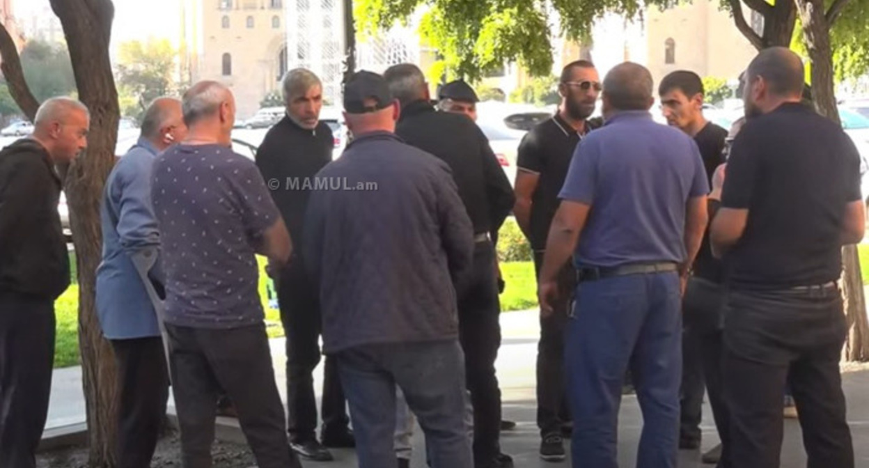 Участники акции с с требованием прояснить судьбу военных. Ереван, 6 октября 2025 г. Скриншот видео https://www.golosarmenii.am