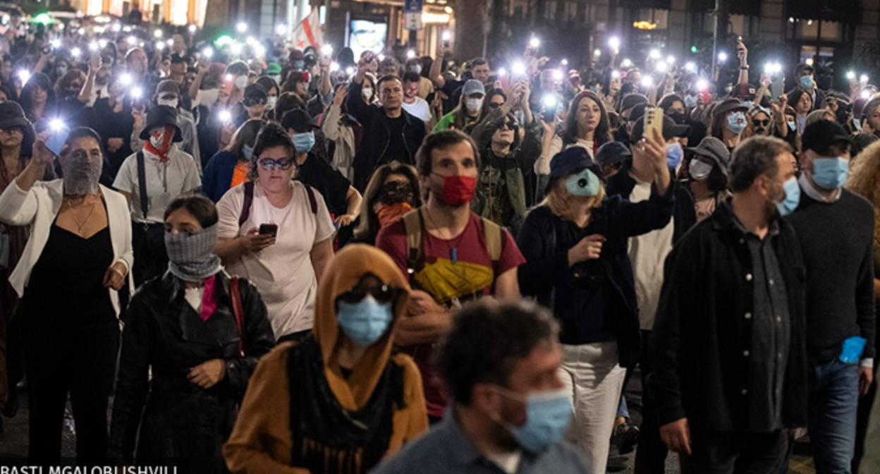 Акция протеста 8 октября. Скриншот фото Publika от 08.10.25, https://www.facebook.com/photo?fbid=1572090314190513&set=a.715406393192247 (деятельность компании Meta, владеющей соцсетью, запрещена в России).