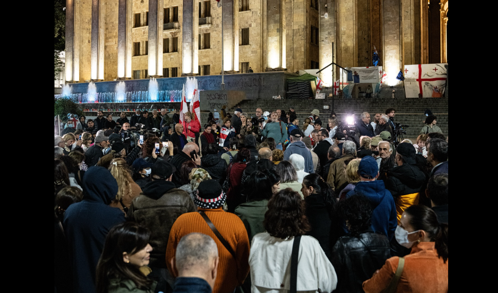 Акция протеста у здания парламента. Скриншот фото Publika от 10.10.25, https://www.facebook.com/photo?fbid=1574281713971373&set=pcb.1574281853971359 (деятельность компании Meta, владеющей соцсетью, запрещена в России)