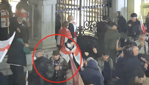 Георгий Чахунашвили у президентского дворца. Скриншот фото "Новости Грузия" от 10.10.25, https://www.newsgeorgia.ge/prokuratura-poprosit-naznachit-zalog-pediatru-chahunashvili-zaderzhannomu-po-delu-o-besporjadkah/