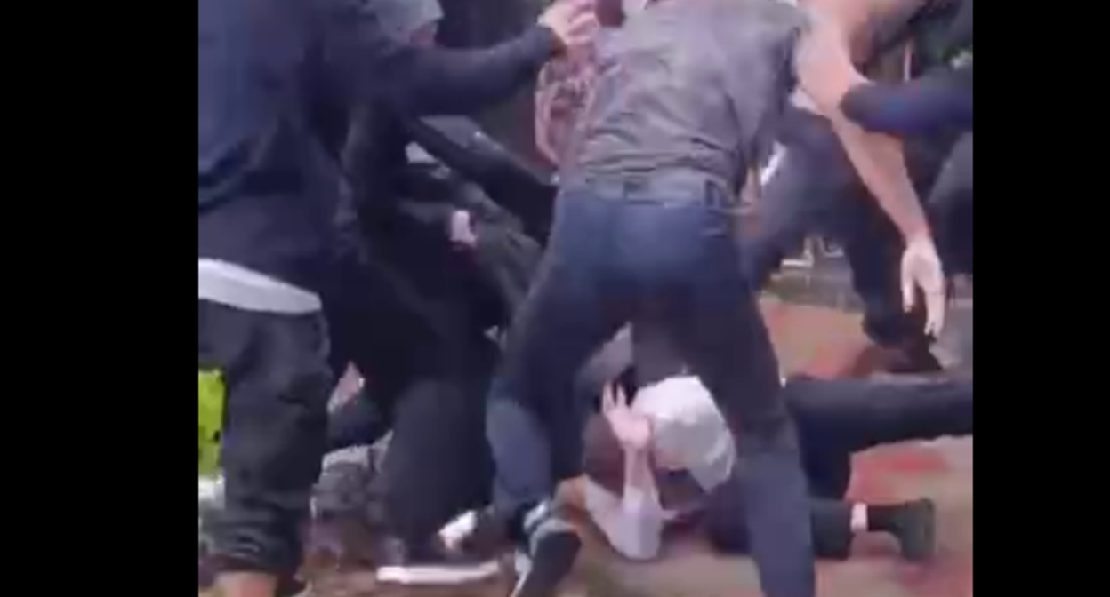 Драка школьников в Махачкале. Стоп-кадр видео "Тут Дагестан" от 01.10.25, https://t.me/tutdagestan_05/17487.