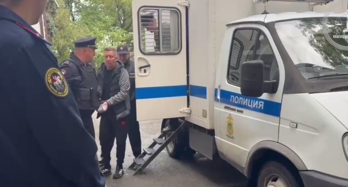 Сергея Леся привезли в суд. 12 октября 2025 года. Кадр видео объединенной пресс-службы судов Краснодарского края https://t.me/opskuban/1322