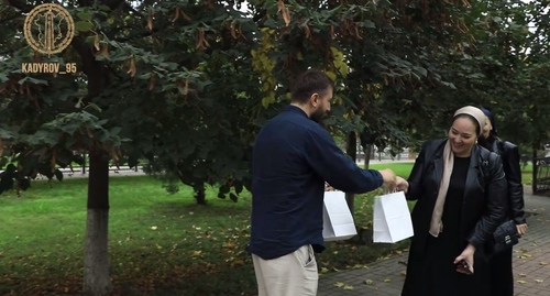 Вручение призов участникам объявленного Кадыровым конкурса. Кадр видео из телеграм-канала Рамзана Кадырова https://t.me/RKadyrov_95/6083