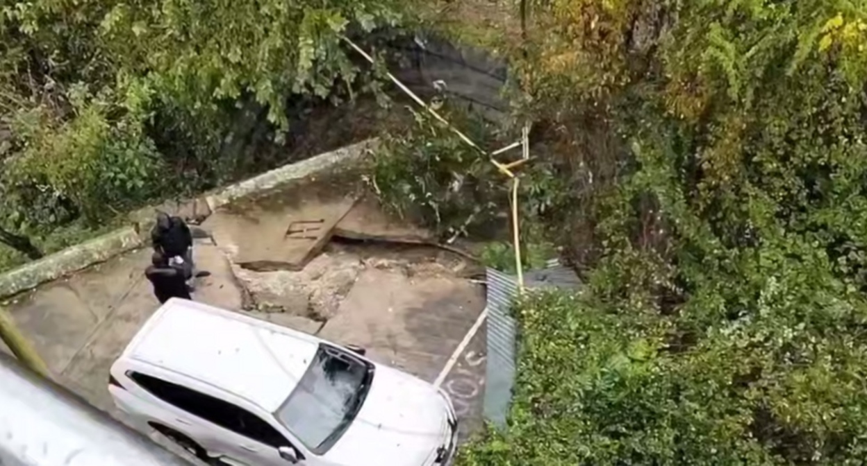 Последствия схода оползня на горе Бытха в Сочи. Кадр видео из телеграм-канала "Типичный Сочи" https://t.me/sochitypical/74847