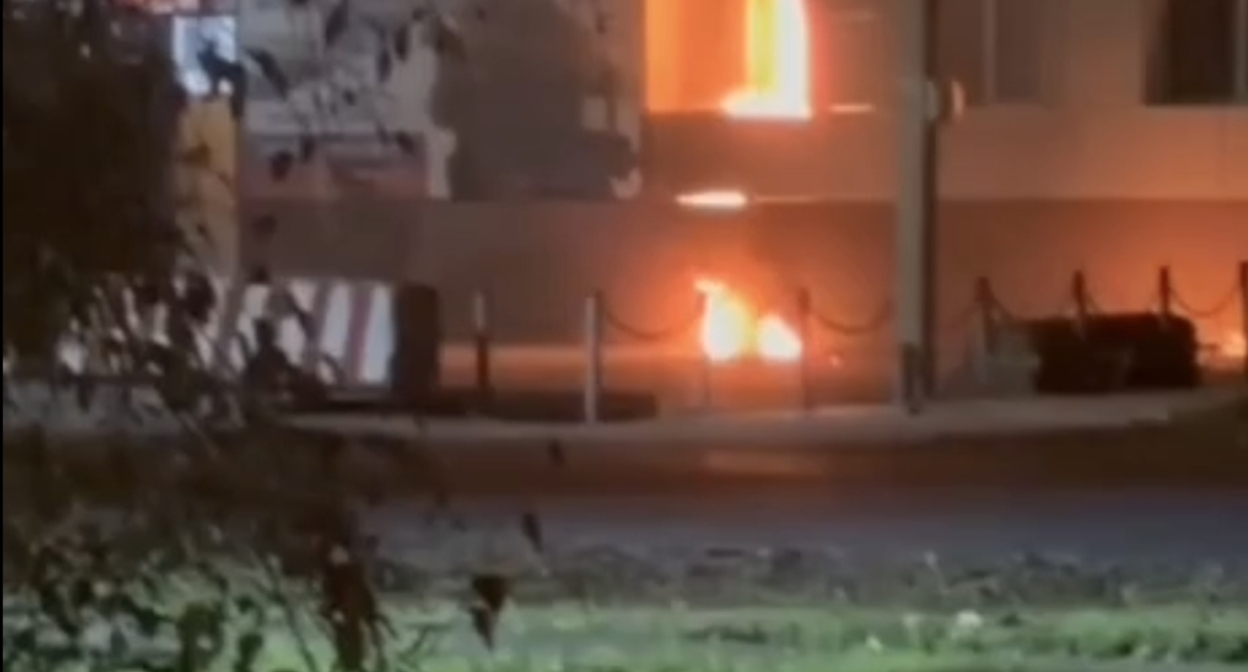 Поджог военкомата в Зеленокумске. Кадр видео "Блокнот Ставрополь" / Telegram