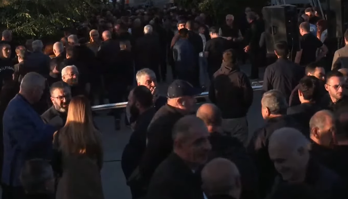 Сторонники Самвела Карапетяна у суда, 15 октября 2025 года. Кадр видео Armenia Today / YouTube