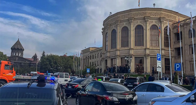 Акция протеста у мэрии Гюмри. 20 октября 2025 г. Фото: Report https://report.az/ru/amp/v-regione/sk-armenii-na-akcii-protesta-u-merii-gyumri-zaderzhany-33-cheloveka