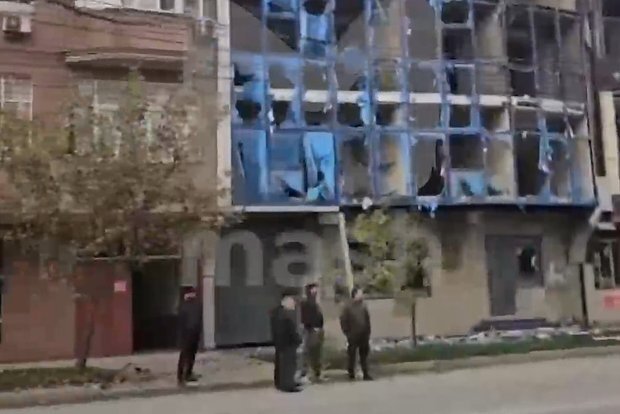 Поврежденное здание в Махачкале после налета БПЛА. 22 октября 2025 г. Фото: Telegram-канал Mash Gor
