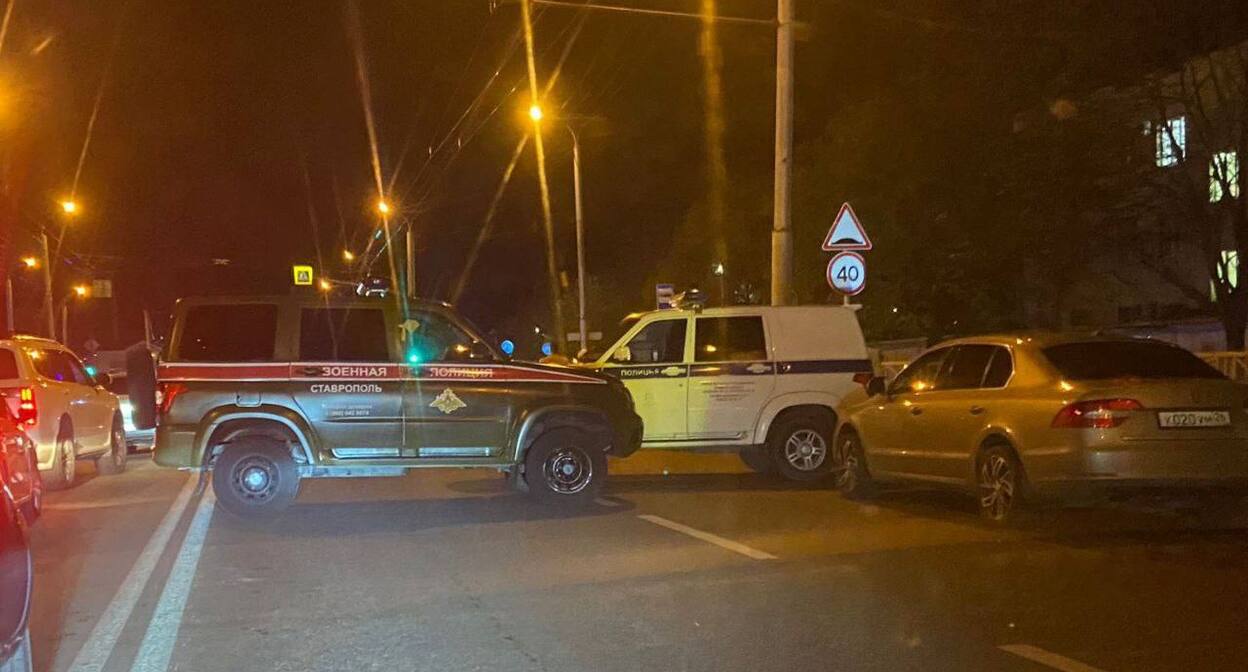 Автомобили силовиков на месте взрыва в Ставрополе. Фото: 112 / Telegram