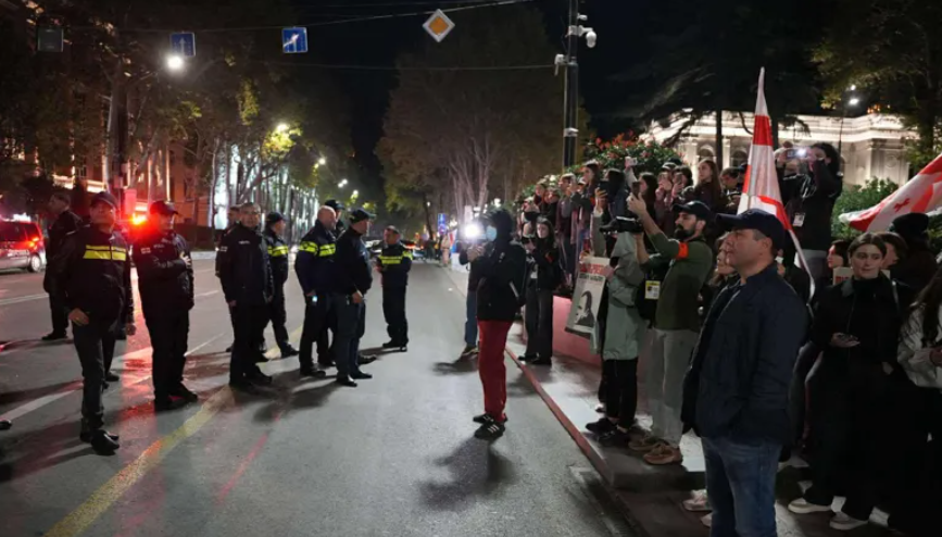 Силовики и протестующие на проспекте Руставели. Скриншот фото "Интрепрессньюс" от 25.10.25, https://www.interpressnews.ge/ka/article/852879-rustavelis-gamzirze-saavtomobilo-mozraoba-agdga