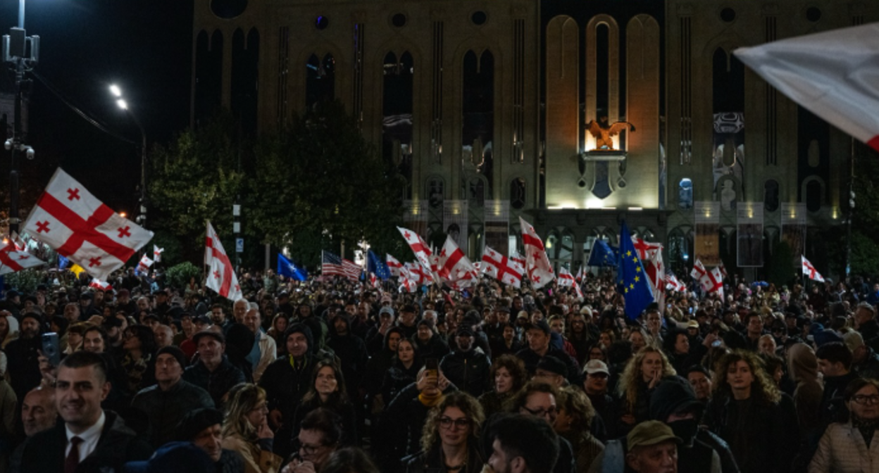 Акция у парламента Грузии 26.10.25. Скриншот фото Publika/Мариам Кашбайя.
