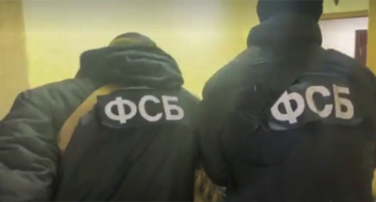 Сотрудники ФСБ во время задержания. Октябрь 2025 г. Скриншот видео https://ria.ru/20251020/fsb-2049306193.html