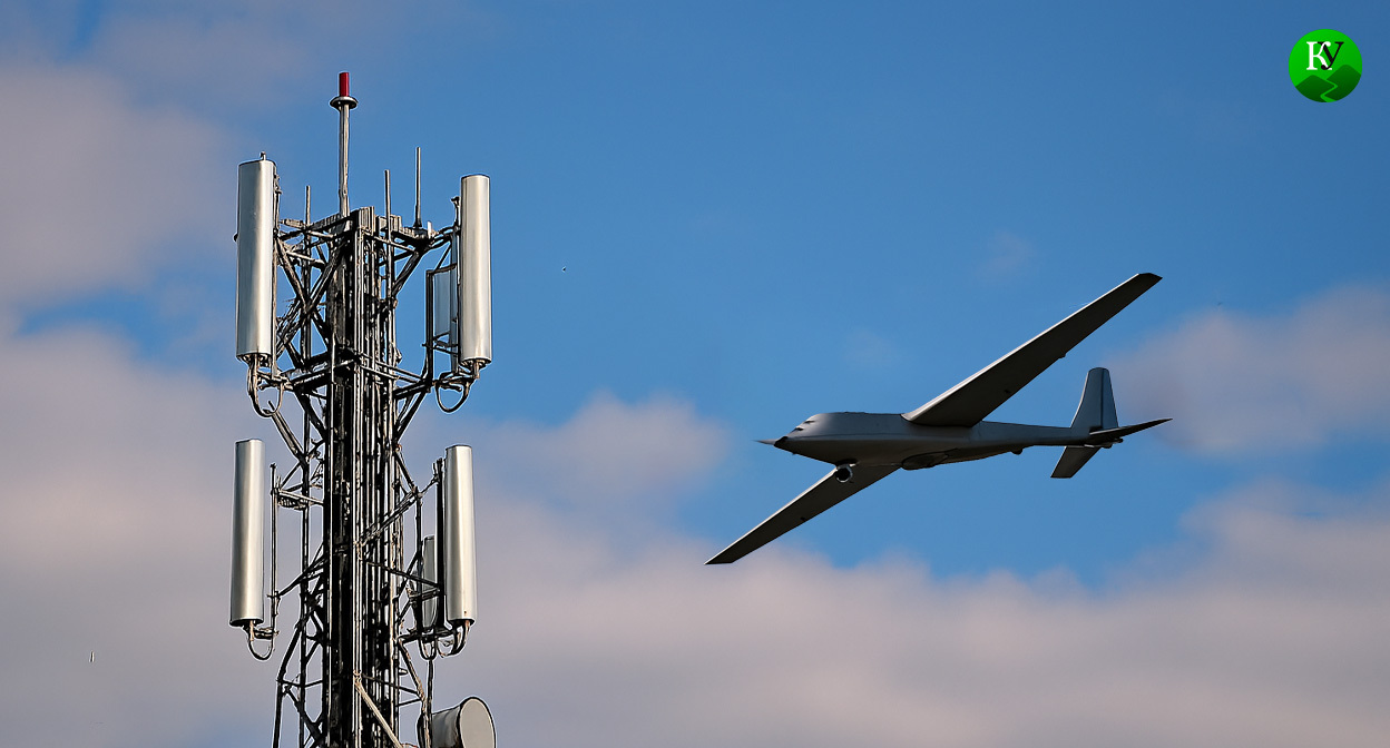 БПЛА летит в вышку сотовой связи. Иллюстрация создана «Кавказским узлом» с помощью ИИ в программе Copilot