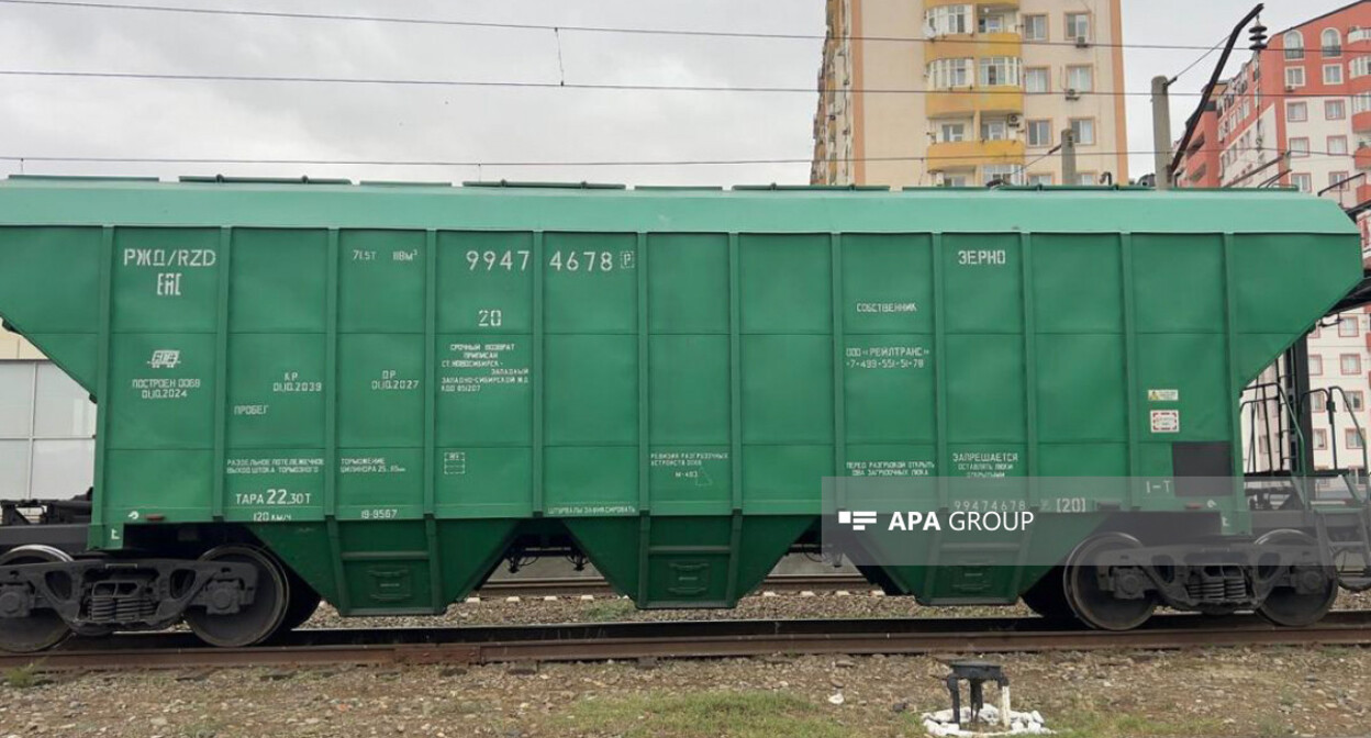 Вагон с пшеницей, который отправят в Армению через Азербайджан. 6 ноября 2025 г. Фото: APA https://ru.apa.az/strani-snq/do-konca-yanvarya-v-armeniyu-dostavyat-132-vagona-rossiiskoi-psenicy-cerez-azerbaidzan-626554