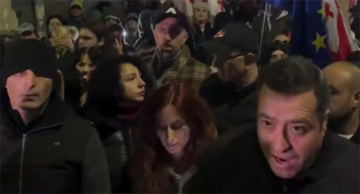 Участники акции протеста в Тбилиси, 11 ноября 2025 г. Скриншот видео Mo Se https://t.me/Tbilisi_life/43340