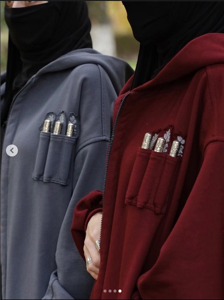 Пример женской одежды с мужскими атрибутами. Instragram*-аккаунт Минкульта Чечни. https://www.instagram.com/p/DRAZ3HKjFlz/?img_index=4