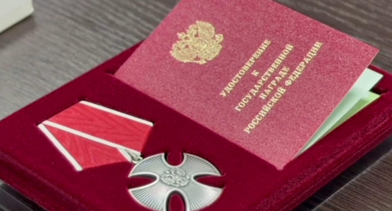 Орден Мужества Абдулмуталима Муталимова. Стоп-кадр видео  из Telegram-канала администрации Южно-Сухокумска от 14.11.25, https://t.me/usuhokumsk/9902