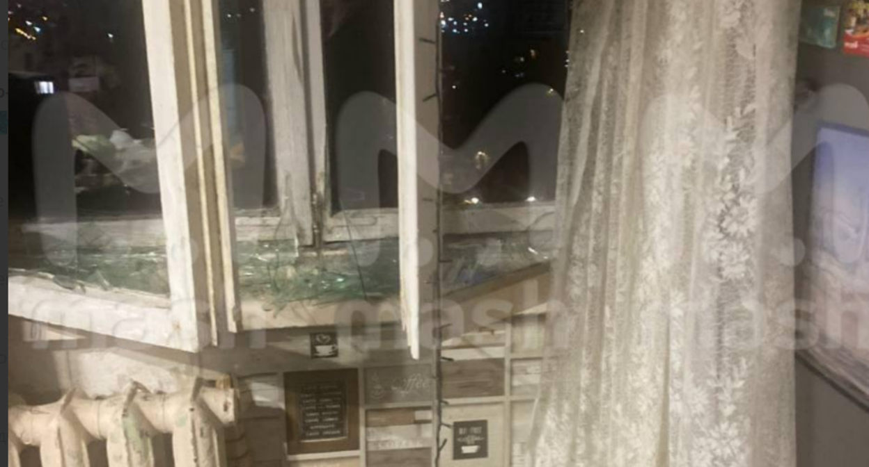 Разбитые окна после атаки БПЛА в одной из волгоградских квартир. Скриншот фото Mash от 16.11.25, https://t.me/mash/69428.