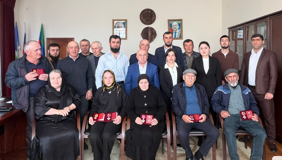 Родным бойцов переданы награды. Скриншот фото из Telegram-канала администрации Дахадаевского района от 14.11.25, https://t.me/urkarakh_ru/25654