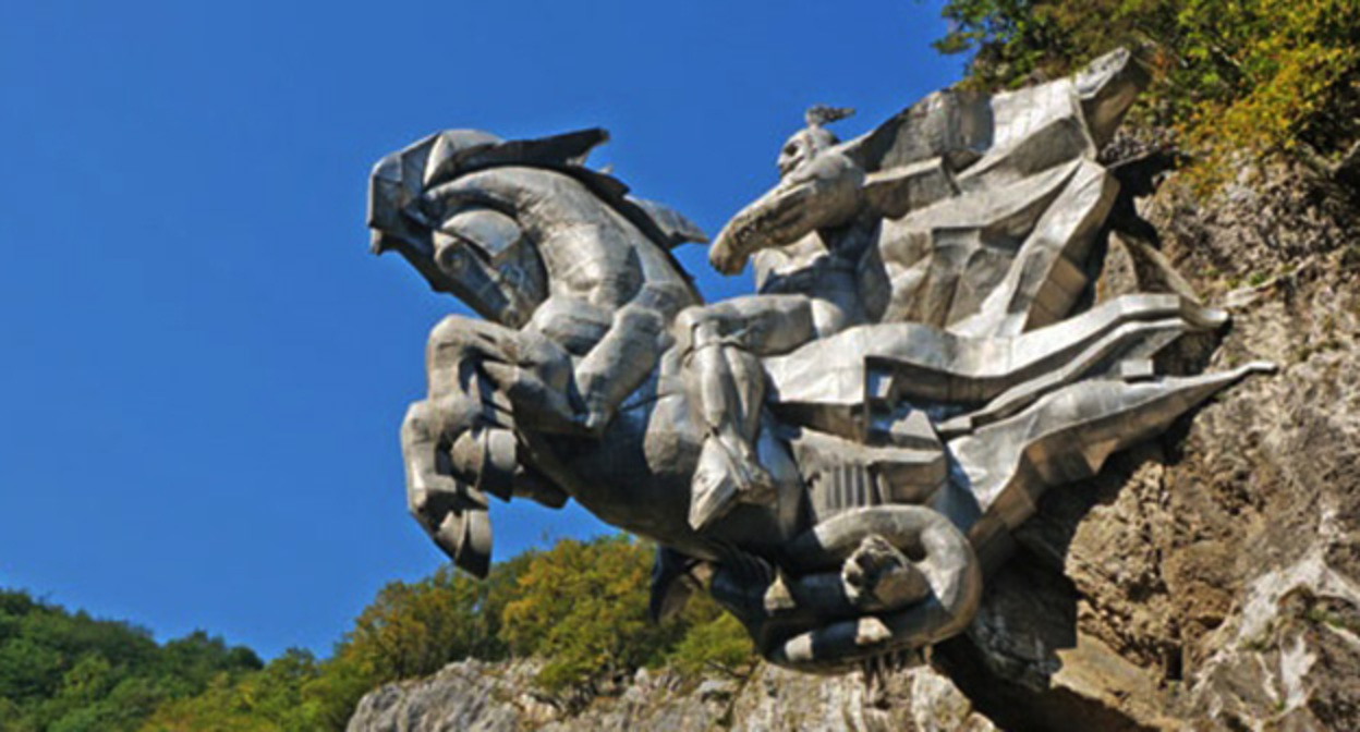 Скульптура Уастырджи в Алагирском ущелье.
Фото https://rfsosetia.mid.ru/ru