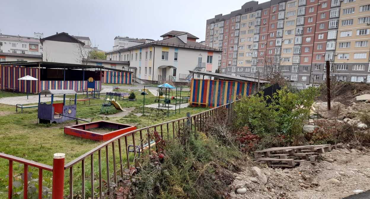 Котлован у ограды детсада. Фото корреспондента "Кавказского узла"

