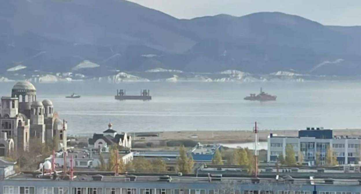 Буксировка коффердама. Скриншот фото из Telegram-канала Макса Анапского от 20.11.25, https://t.me/maksanapskii/13698.