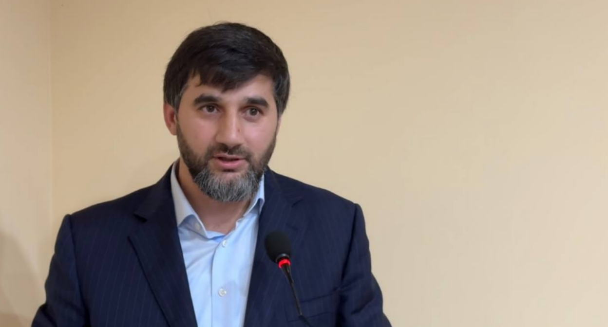 Уллубий Ханмурзаев. Скриншот фото из Telegram-канала администрации Буйнакского района от 21.11.25, https://t.me/buyrayon/16146.