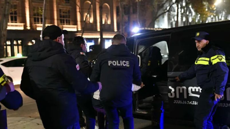 Задержание Ии Мелитаури. Скриншот фото "Интерпрессньюс" от 23.11.25, https://www.interpressnews.ge/ka/article/855376-parlamenttan-akciis-erti-monacile-daakaves