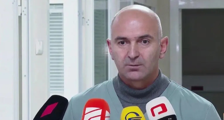 Врач Бежан Хозреванидзе. Фото: "Интерпрессньюс" https://www.interpressnews.ge/ka/article/855384-ekimi-kvesheti-kobis-gzis-msheneblobisas-sopel-ckerestan-micis-masis-chamoshlis-shedegad-dashavebulze-tavis-gul-mkerdisa-da-muclis-grus-organoebis-travmuli-dazianebebi-ar-vlindeba-magram-pacientis-mdgomareoba-saquradgeboa