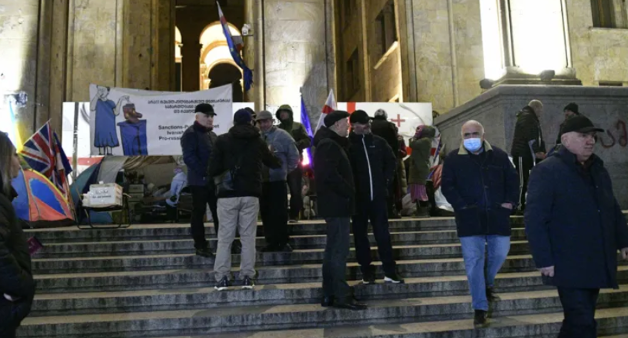 Участники акции протеста у парламента Грузии. Скриншот фото "Интерпрессньюс" от 29.11.25, https://www.interpressnews.ge/ka/article/856003-parlamenttan-saprotesto-akcia-mimdinareobs